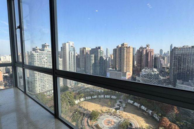 Highrise 1BR +dressing room | 0 distance Changshou rd L7/13 | Heating + Scenic windows