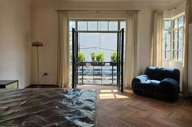 Newly renovation 2br @Middle Huaihai Road,Line 1/7 Changshu Road St.