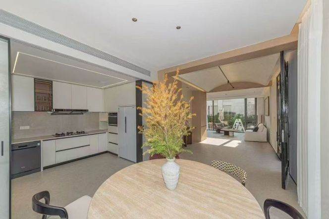 super modern big 5brs house in Hong qiao nice garden floor heating 82K