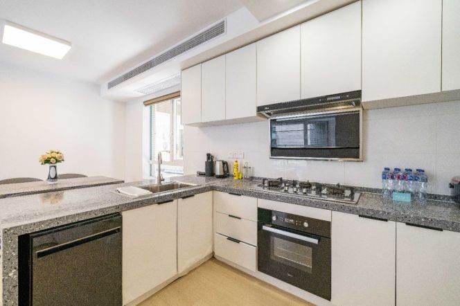 modern 3brs floor heating open balcony western kitchen near Xujiahui line 1,9,11 only 23.5K 
