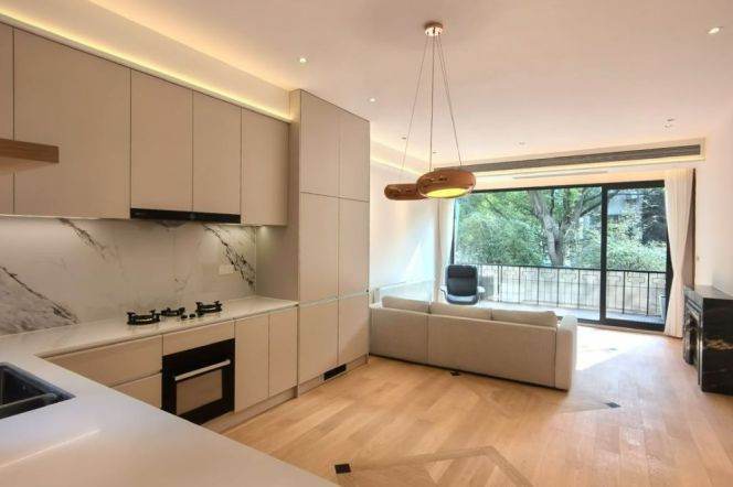 4 Brs, 2 Baths with Terrace, 170 Sqm @ South shaaxi metro L10