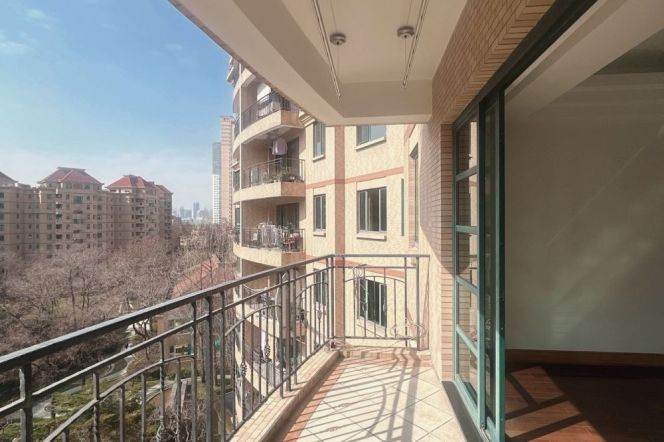 modern big 3brs open balcony  good price beside Huang pu river IFC ,line 2,9,14 only 18.5K