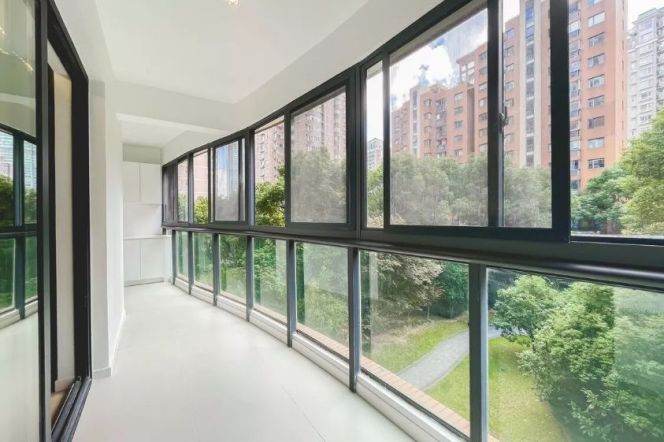 modern 3brs floor heating modern furniture near Su zhou river line 2,12,13 only 26K