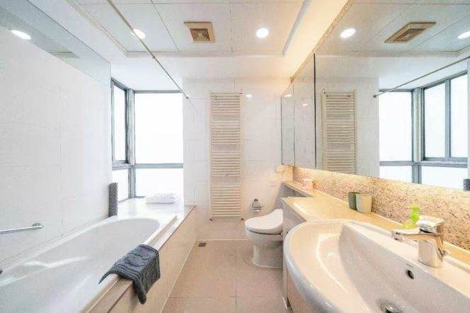 modern big 3brs modern furniture in top 2 compound Xujiahui line 1,9,11 only 25K 