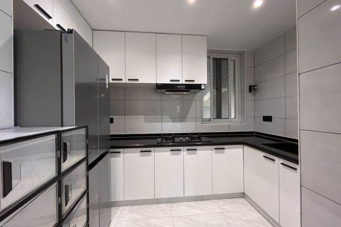 Suzhou Creek | Simple & Beautiful 2BR + Balcony | Changshou rd metro | Green view