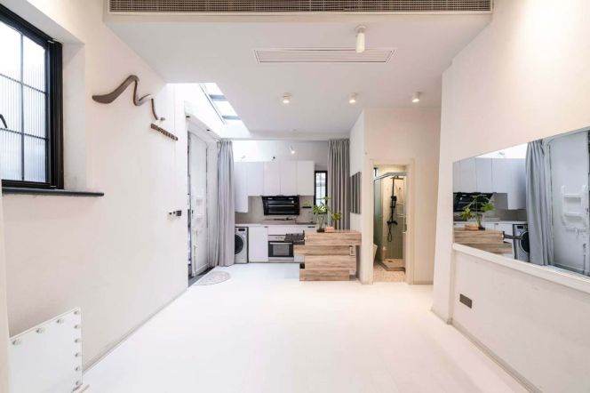 Nice office Yongkang rd @ IAPM&L1/10/12 Shanxi rd station