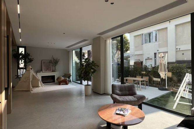 super modern big 5brs house in Hong qiao nice garden floor heating 82K