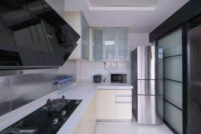 modern big 3brs modern furniture in top 2 compound Xujiahui line 1,9,11 only 25K 