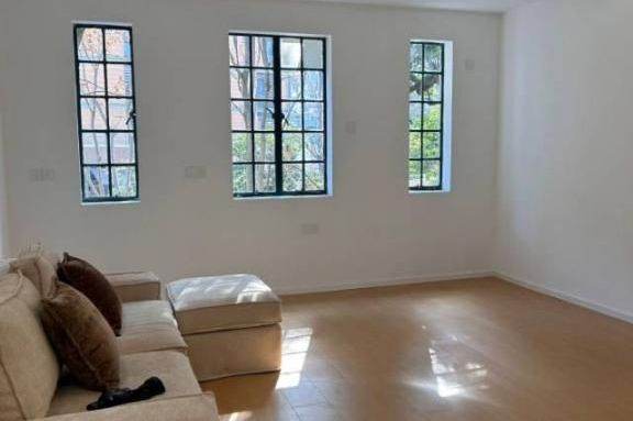  Newly renovated lanehouse nr Jing'an Temple  L2/7/11  