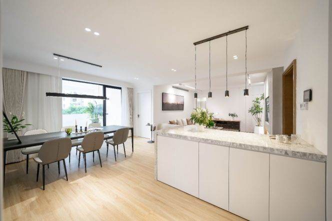 Spacious 3brs&2baths with huge balcony near Zhongshan Park