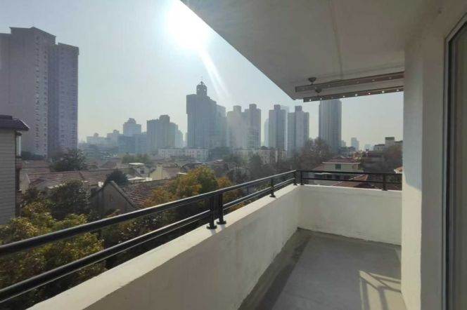 Good view 3brs&2baths with balcony on West Jian'guo Road