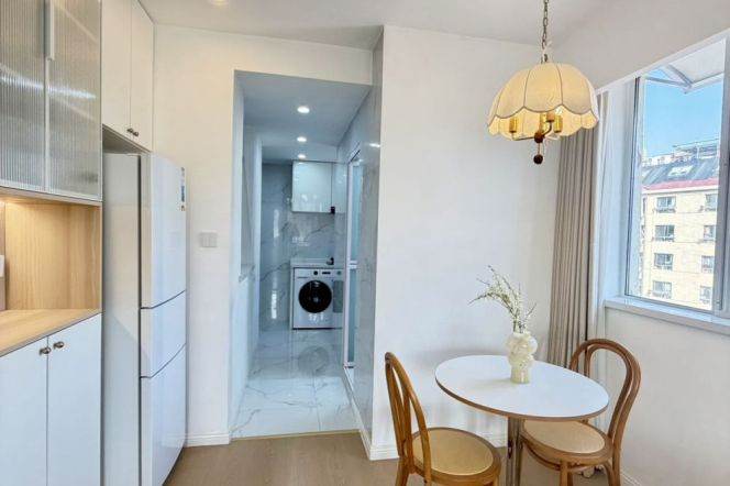 Spacious&Really Bright 1Bdr 1Bath Apt+Good Layout+Large Balcony+L2/11 Jiang Su Rd+7F Walk Up