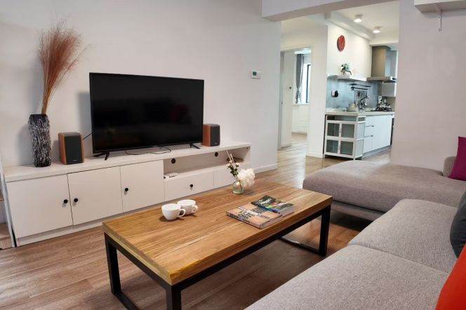 2 Brs, 2 Baths with Yard/ Floor Heating/Oven, 110 sqm @ Jiangsu rd station L2&11