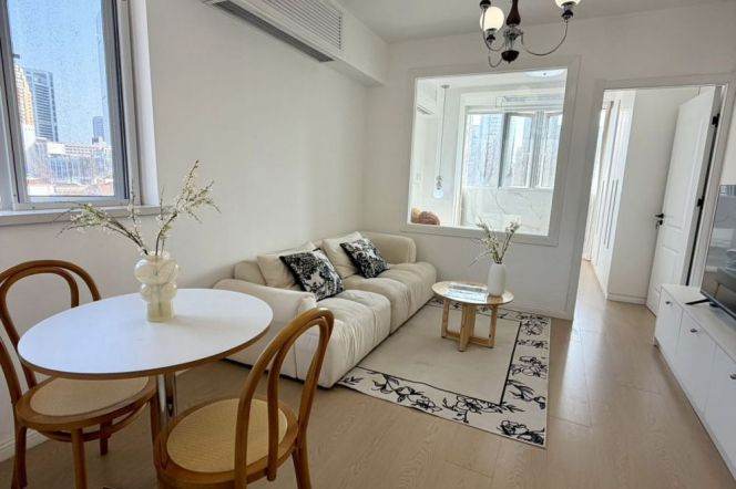 Spacious&Really Bright 1Bdr 1Bath Apt+Good Layout+Large Balcony+L2/11 Jiang Su Rd+7F Walk Up