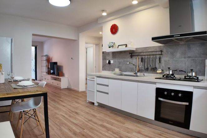 2 Brs, 2 Baths with Yard/ Floor Heating/Oven, 110 sqm @ Jiangsu rd station L2&11