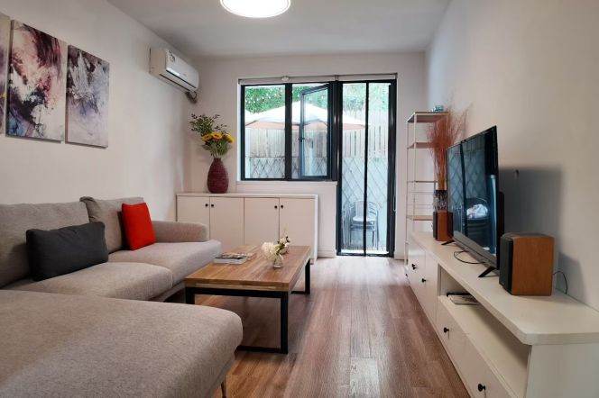 2 Brs, 2 Baths with Yard/ Floor Heating/Oven, 110 sqm @ Jiangsu rd station L2&11