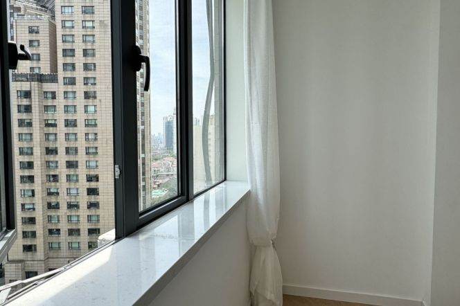 Simple & Beautiful 1BR | West Nanjing rd Metro 12.5K | Elevator + heating