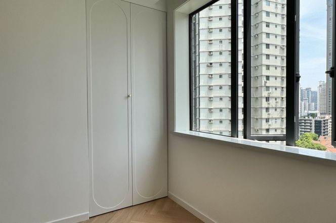 Simple & Beautiful 1BR | West Nanjing rd Metro 12.5K | Elevator + heating