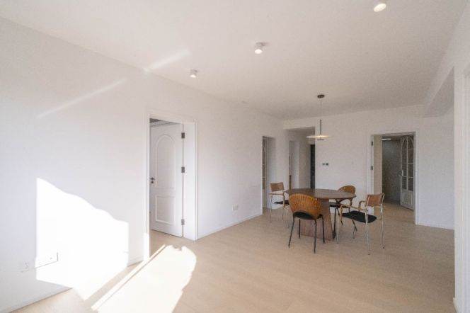 3 Brs, 2 Baths with Open Balcony/ Floor Heating, 150 sqm @ Jingan temple L2&7