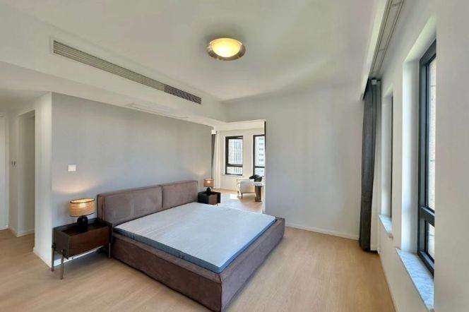 modern big 4brs floor heating modern furniture balcony in Green city Dulwich 