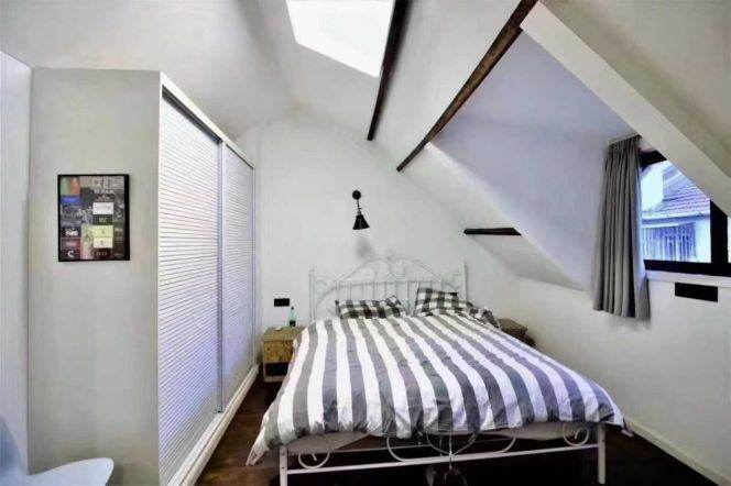 Sinan/Nanchang Rd wall heat 2brs/2lv/2bts lane house wt terrace; L13