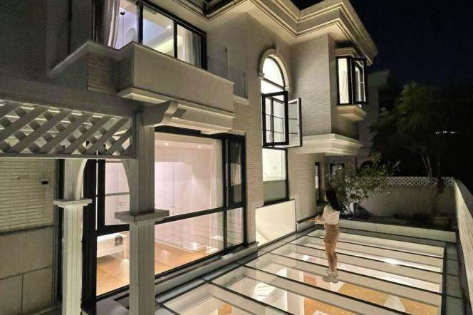 Villa 5 Brs, 4 Baths with Doube Parking lot, 600 sqm @ Longxi metro L10