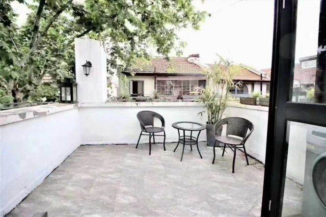 Sinan/Nanchang Rd wall heat 2brs/2lv/2bts lane house wt terrace; L13