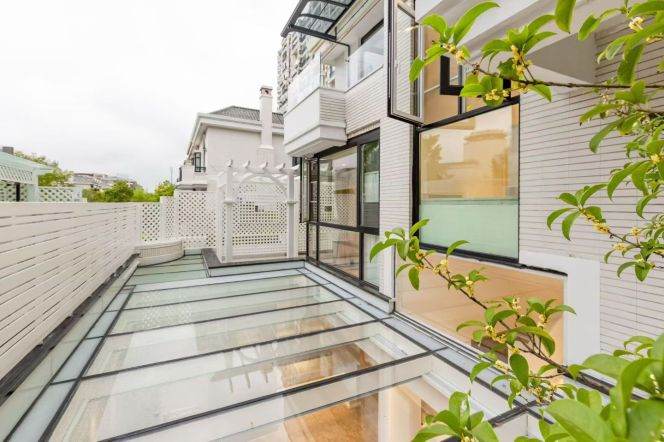 Villa 5 Brs, 4 Baths with Doube Parking lot, 600 sqm @ Longxi metro L10