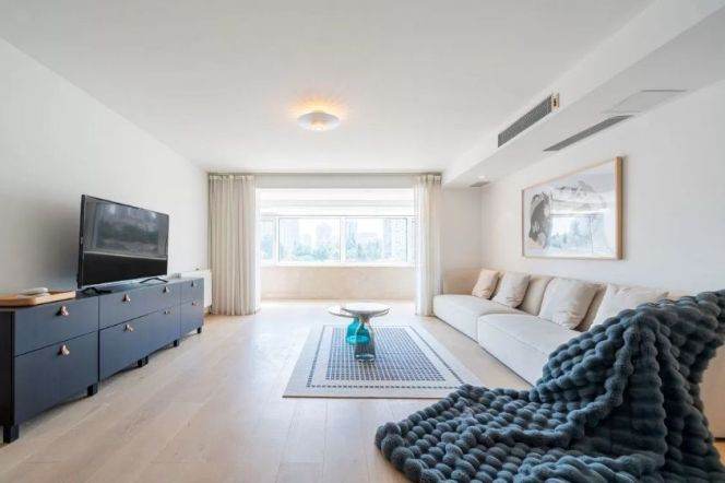 3 Brs, 3 Baths with Terrace, 170 sqm with Wall Heating @ Hengshan Metro L 1