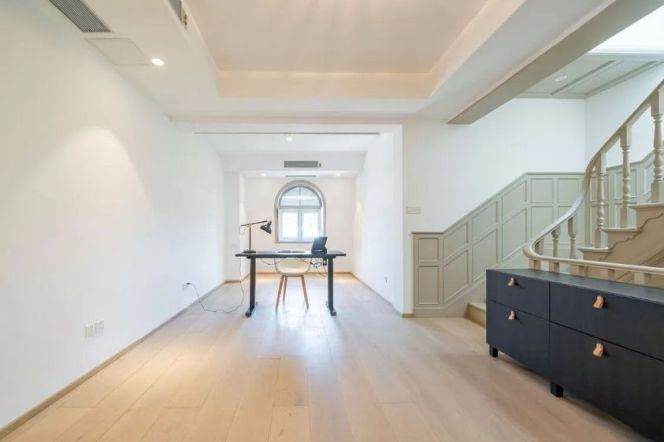 3 Brs, 3 Baths with Terrace, 170 sqm with Wall Heating @ Hengshan Metro L 1