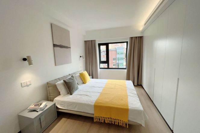3 Brs, 2 Baths, 140 sqm with Floor Heating/Gym/Swimming Pool @ Xujiahui station L9