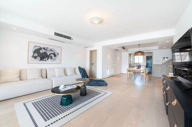 3 Brs, 3 Baths with Terrace, 170 sqm with Wall Heating @ Hengshan Metro L 1
