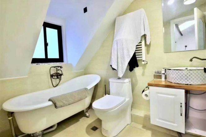 Sinan/Nanchang Rd wall heat 2brs/2lv/2bts lane house wt terrace; L13