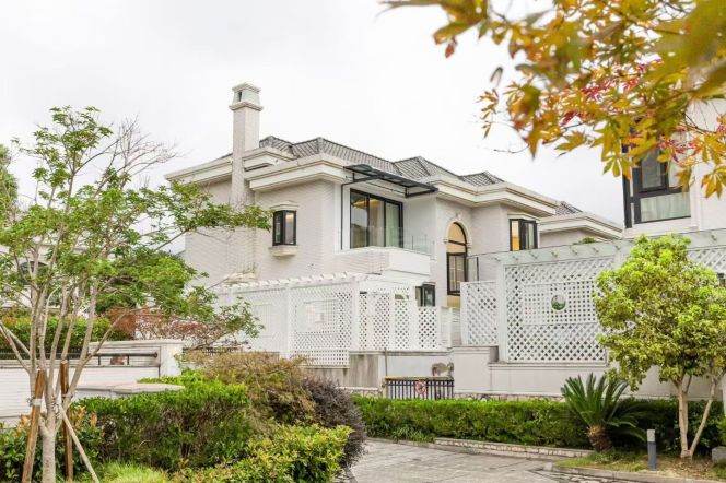 Villa 5 Brs, 4 Baths with Doube Parking lot, 600 sqm @ Longxi metro L10