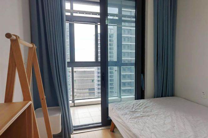 Bright 1 br with many windows next NYU shanghai, 5 mins walking to L6/8/11