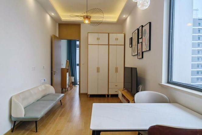Bright 1 br with many windows next NYU shanghai, 5 mins walking to L6/8/11