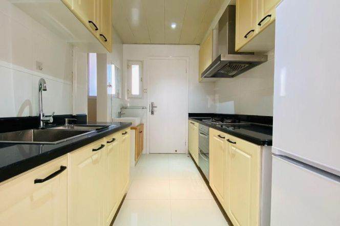 Bright Cozy 1 br on ChangLe rd ,easy to L1/7 ChangShu Rd st+ Jing'an Temple