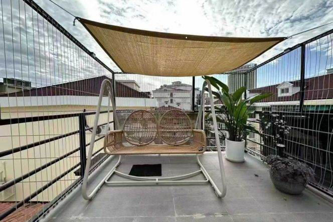 IAPM, Xiangyang South Rd/Nanchang Rd, entire top floor with a super large terrace，L 1-10-12