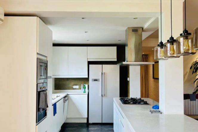 Old apartment in Wutong District, with an 80sqm terrace, a large balcony and a parking space.