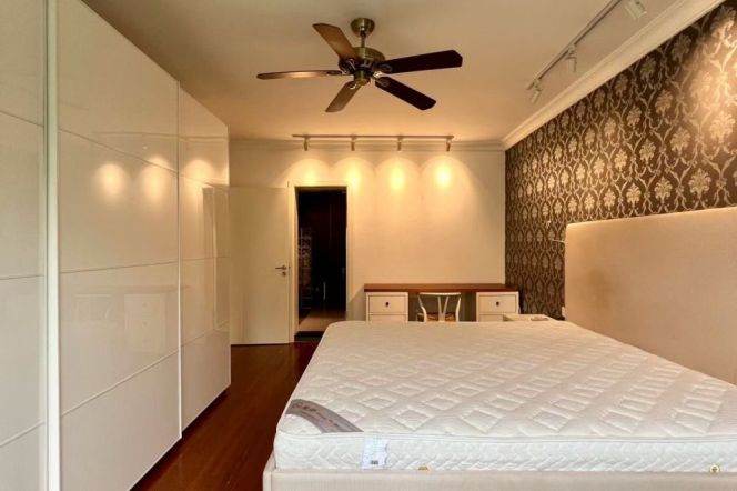 Old apartment in Wutong District, with an 80sqm terrace, a large balcony and a parking space.