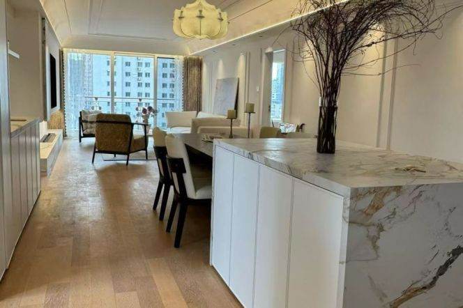 modern big 3brs floor heating nice open balcony in Xujiahui line 1,9,11 asking 36K 