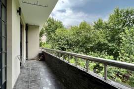 Old apartment in Wutong District, with an 80sqm terrace, a large balcony and a parking space.