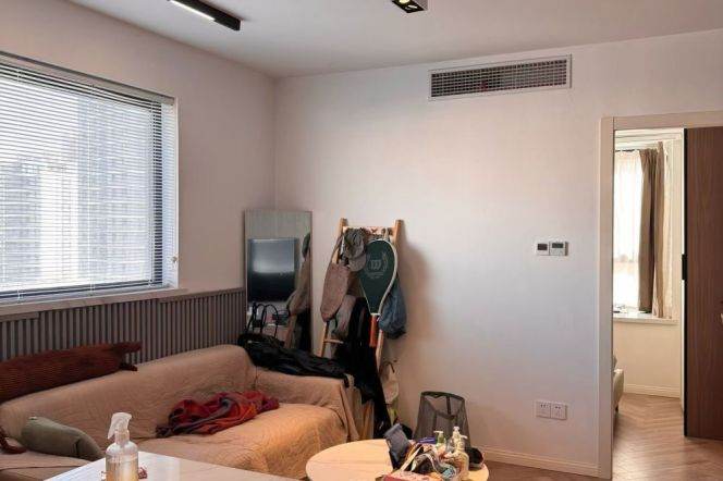 bright -quiet room - elevator- floor heating- comfortable- near line 2 west Nanjing road 
