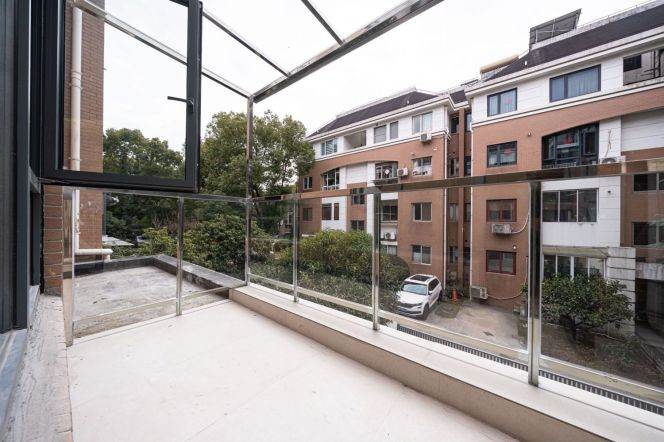 modern big size duplex 5brs floor heating nice garden near line 10 Hong qiao center 