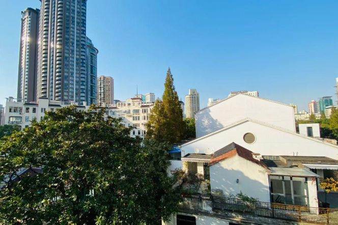 Bright Cozy 1 br on ChangLe rd ,easy to L1/7 ChangShu Rd st+ Jing'an Temple