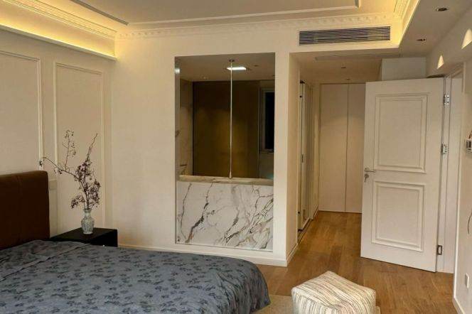 3 Brs, 2 Baths with Open Balcony/Gym/Swimming Pool @ Xujiahui station L1,9&11