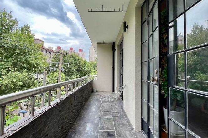 Old apartment in Wutong District, with an 80sqm terrace, a large balcony and a parking space.