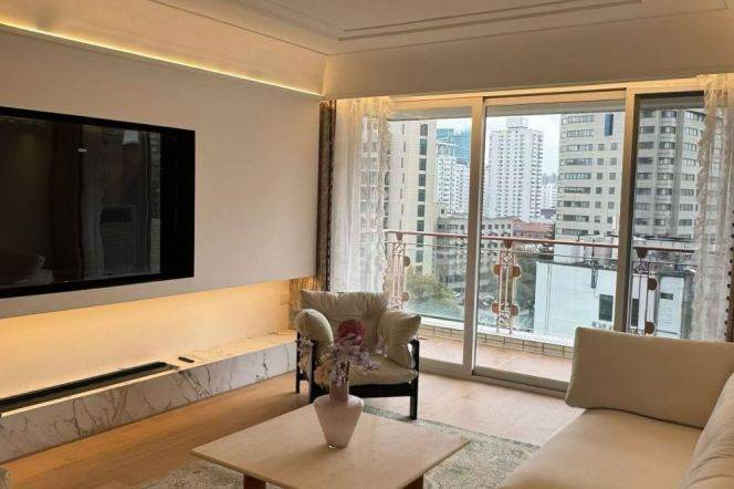 3 Brs, 2 Baths with Open Balcony/Gym/Swimming Pool @ Xujiahui station L1,9&11