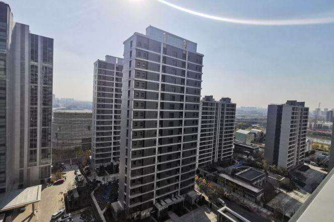 Bright 1 br with many windows next NYU shanghai, 5 mins walking to L6/8/11