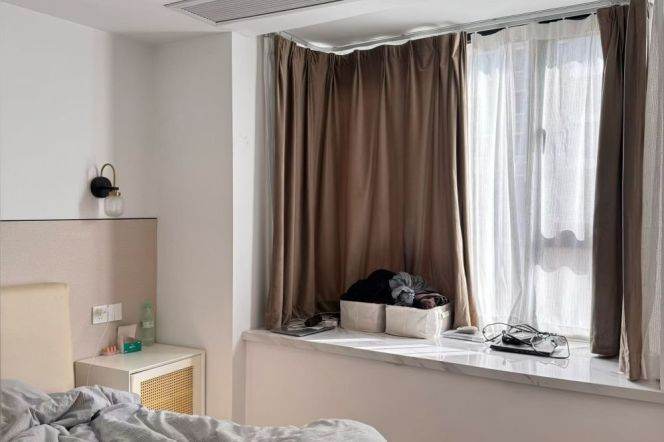 bright -quiet room - elevator- floor heating- comfortable- near line 2 west Nanjing road 